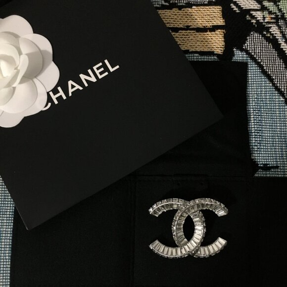 Chanel CC Brooch - Picture 1 of 3